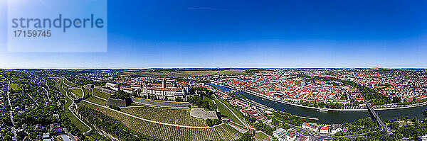 Deutschland,  Bayern,  Unterfranken,  Würzburg,  Festung Marienberg,  Luftbild der Stadt mit Burg