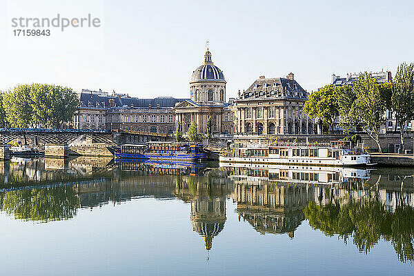 Frankreich,  Ile-de-France,  Paris,  Institut de France mit Spiegelung im Fluss Seine
