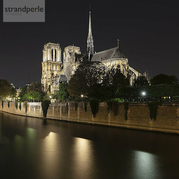 Frankreich,  Ile-de-France,  Paris,  Langzeitbelichtung des Seine-Kanals bei Nacht mit Notre-Dame de Paris im Hintergrund