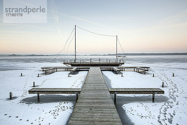 Deutschland,  Brandenburg,  Rangsdorf,  Winterlandschaft mit zugefrorenem See