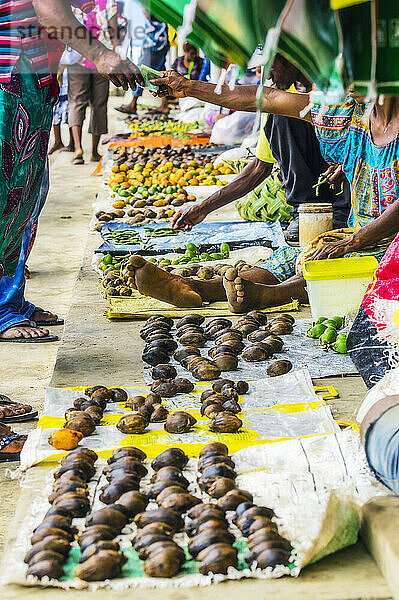 Papua-Neuguinea,  Provinz Milne Bay,  Alotau,  Person kauft tropische Früchte auf dem Markt