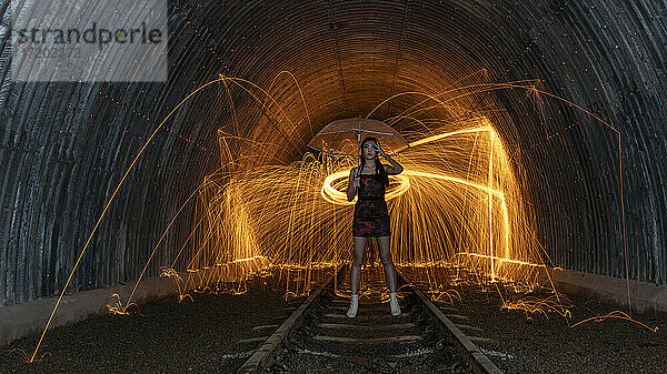 Frau spinnt Drahtwolle im Tunnel