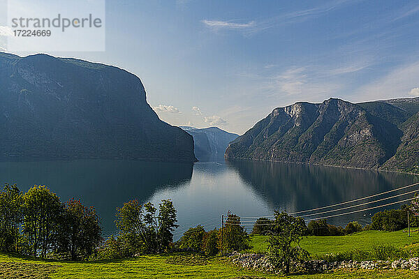 Norwegen,  Aurland,  Berge spiegeln sich im ruhigen Wasser des Aurlandsfjordes