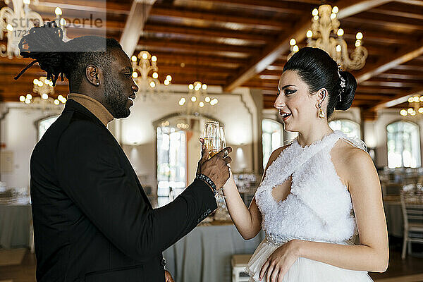 Schöner Mann und schöne Frau halten Champagnerflöte beim Bankett