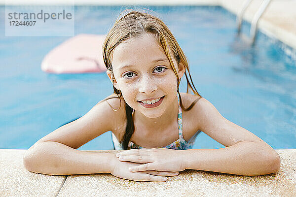 Lächelndes Mädchen am Pool