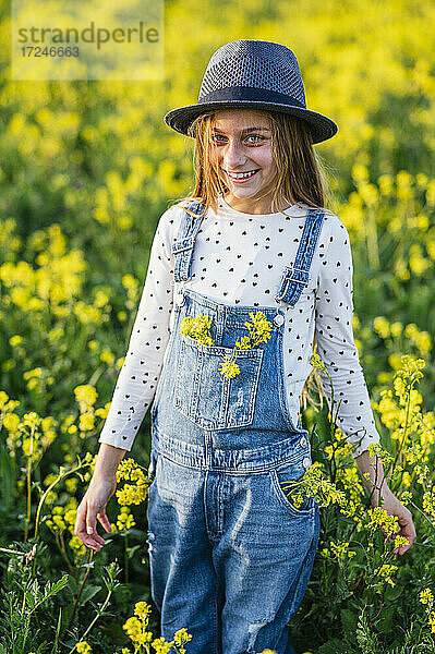 Glückliches Mädchen auf einem Blumenfeld