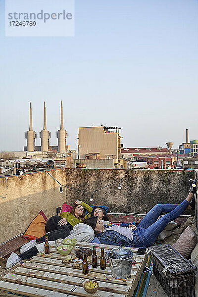Freundinnen entspannen sich auf einer Dachterrasse