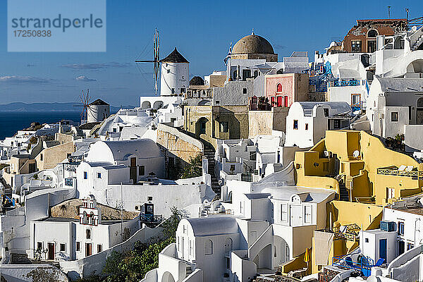 Griechenland,  Santorini,  Oia,  Hohe Winkel Ansicht der Dörfer weiß getünchten Architektur mit Windmühlen