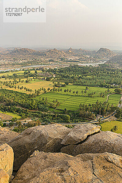 Hohe Winkel Ansicht der landschaftlichen Ansicht der Natur,  Karnataka,  Hampi,  Indien