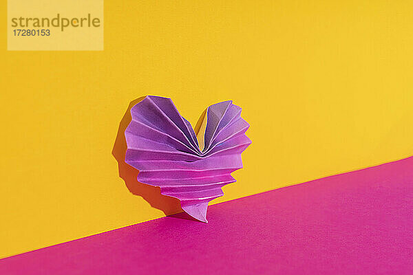Studioaufnahme eines rosa und lila Origami-Herzens