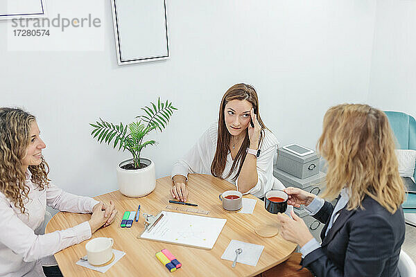 Drei Frauen sitzen im Büro