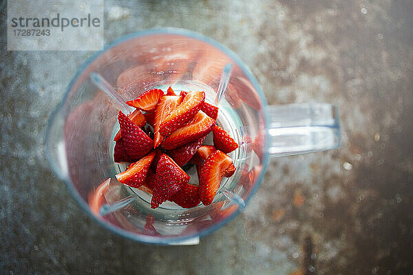 Gehackte Erdbeeren im Mixer