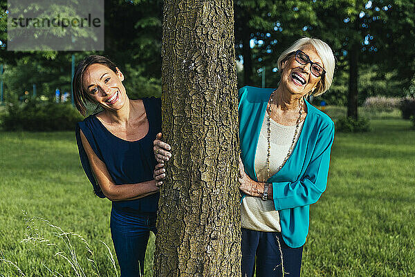 Glückliche ältere Frau mit halbwüchsiger Frau im öffentlichen Park