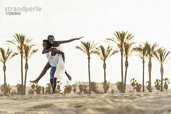Fröhliches Paar genießt am Strand