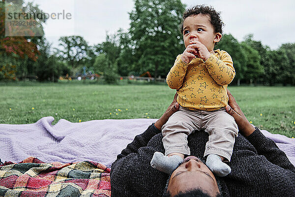 Vater entspannt sich mit Sohn im Park