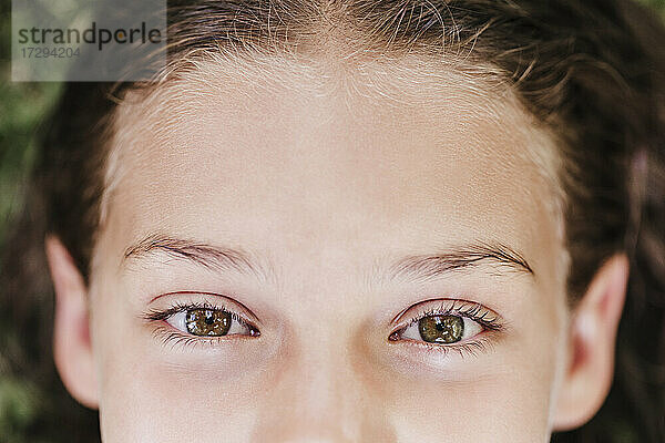 Mädchen mit haselnussbraunen Augen