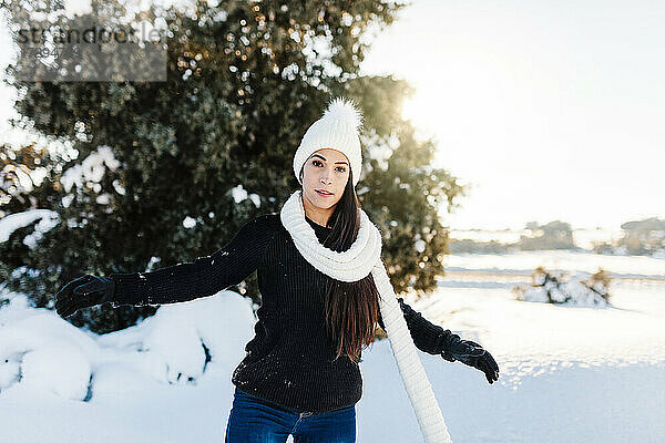 Schöne Frau auf Schnee stehend