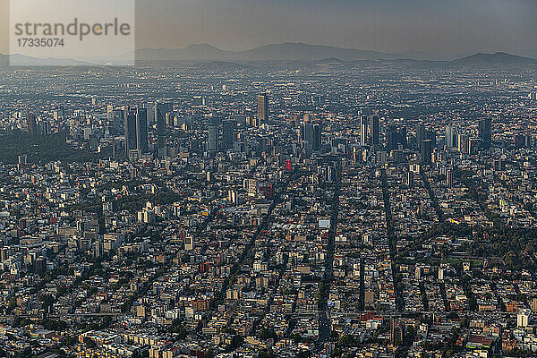 Mexiko,  Mexiko-Stadt,  Luftaufnahme der dicht besiedelten Stadt in der Abenddämmerung