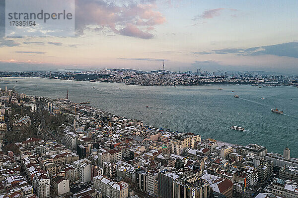 Türkei,  Istanbul,  Luftaufnahme des Bosporus und der umliegenden Stadt in der Abenddämmerung