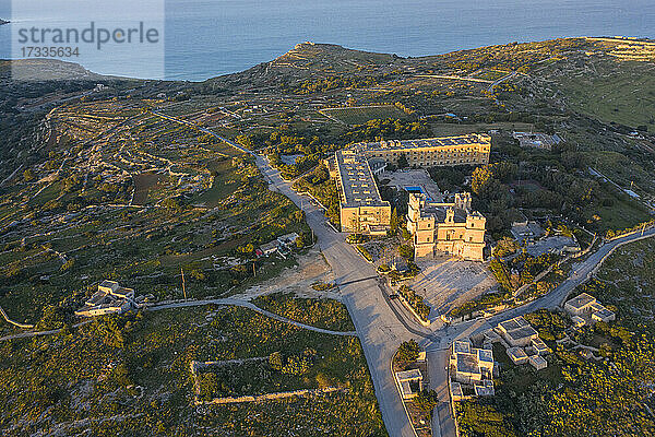 Malta,  Northern District,  Selmun,  Luftaufnahme des Selmun-Palastes in der Abenddämmerung
