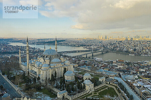 Türkei,  Istanbul,  Luftaufnahme der Süleymaniye-Moschee mit dem Goldenen Horn im Hintergrund