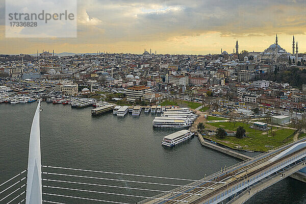 Türkei,  Istanbul,  Luftaufnahme der U-Bahn-Brücke über das Goldene Horn und der im Hafen vertäuten Boote