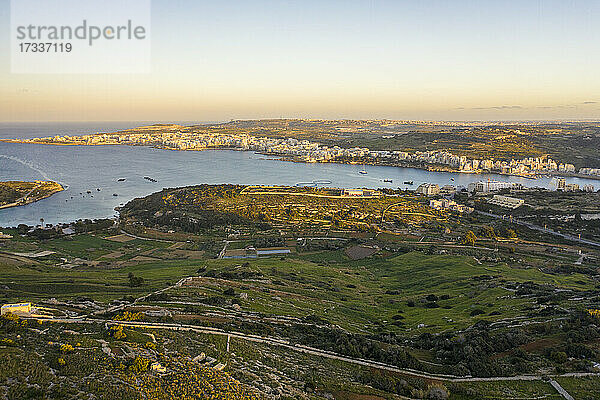 Malta,  Northern District,  Saint Pauls Bay,  Luftaufnahme der Mistra-Bucht und der Küstenstadt in der Abenddämmerung