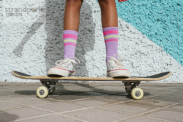 Mädchen stehend auf Skateboard